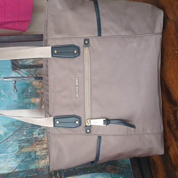 โ๏ธ LIKE NEW!! TRAVEL Michael Kors Tan Polly Nylon Light BrownShimmer HUGE DUFFLE - Picture 1 of 17